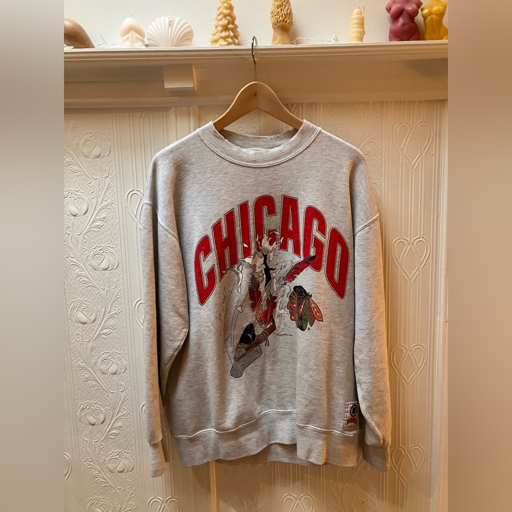Vintage Chicago Blackhawks Crewneck Sweatshirt - Light Gray with Red Graphic